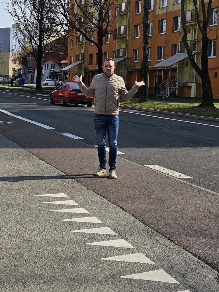 OKRUŽNÁ SA BUDE PRERÁBAŤ PENIAZE VYHODENÉ DOSLOVA DO ASFALTU